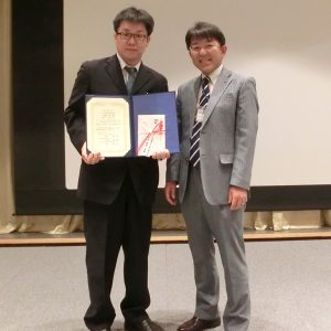 第211回東北地方会 若手奨励賞受賞者 小野寺先生と張替支部代表